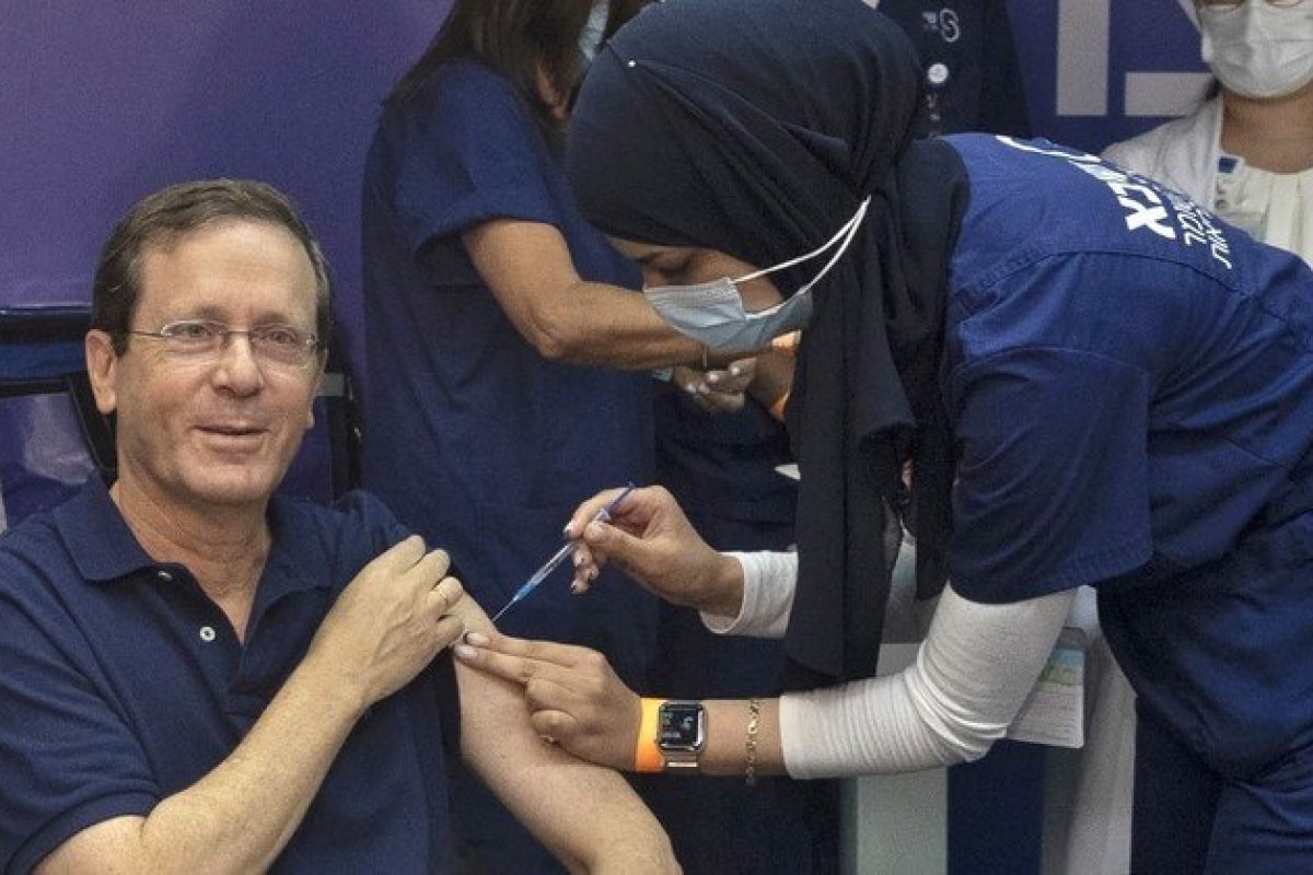 Covid-19: presidente de Israel recebe 3ª dose da vacina da Pfizer