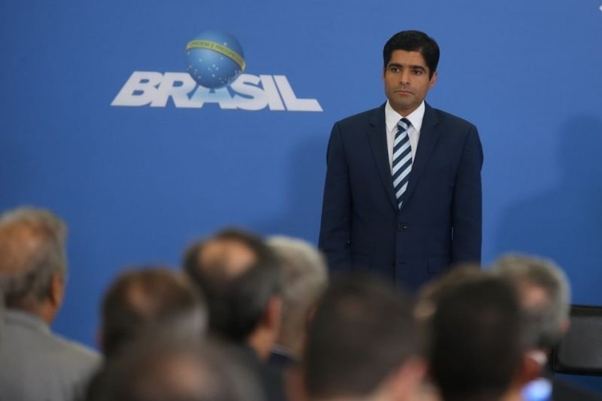 ACM Neto opina que Bolsonaro "errou muito mais do que acertou" na pandemia