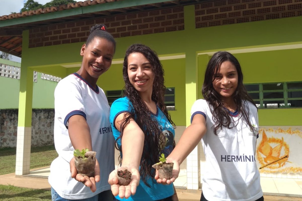 Estudantes de Valença produzem copos biodegradáveis com a casca do aipim e o coração da banana