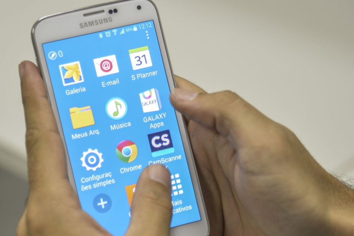 Uso excessivo do celular e televisão pode causar problemas de visão