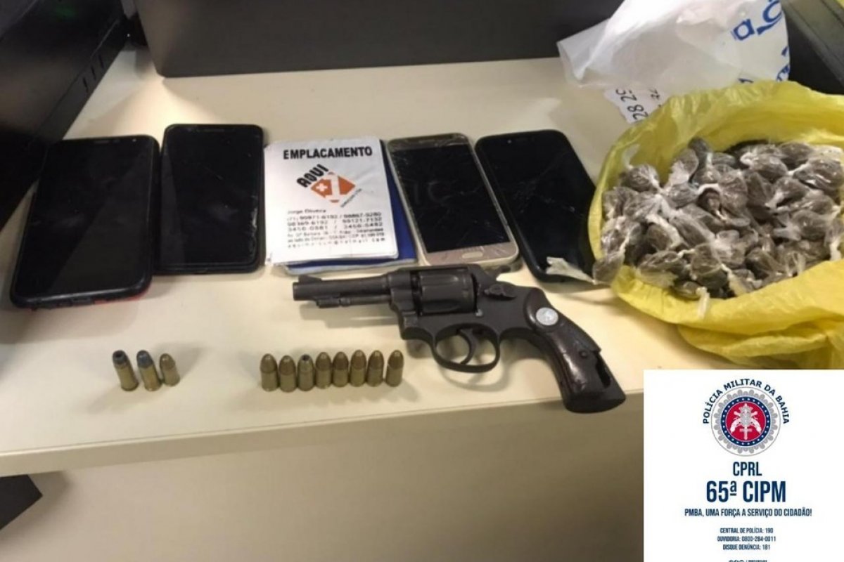 Polícia prende trio com armas e drogas dentro de carro de transporte por aplicativo