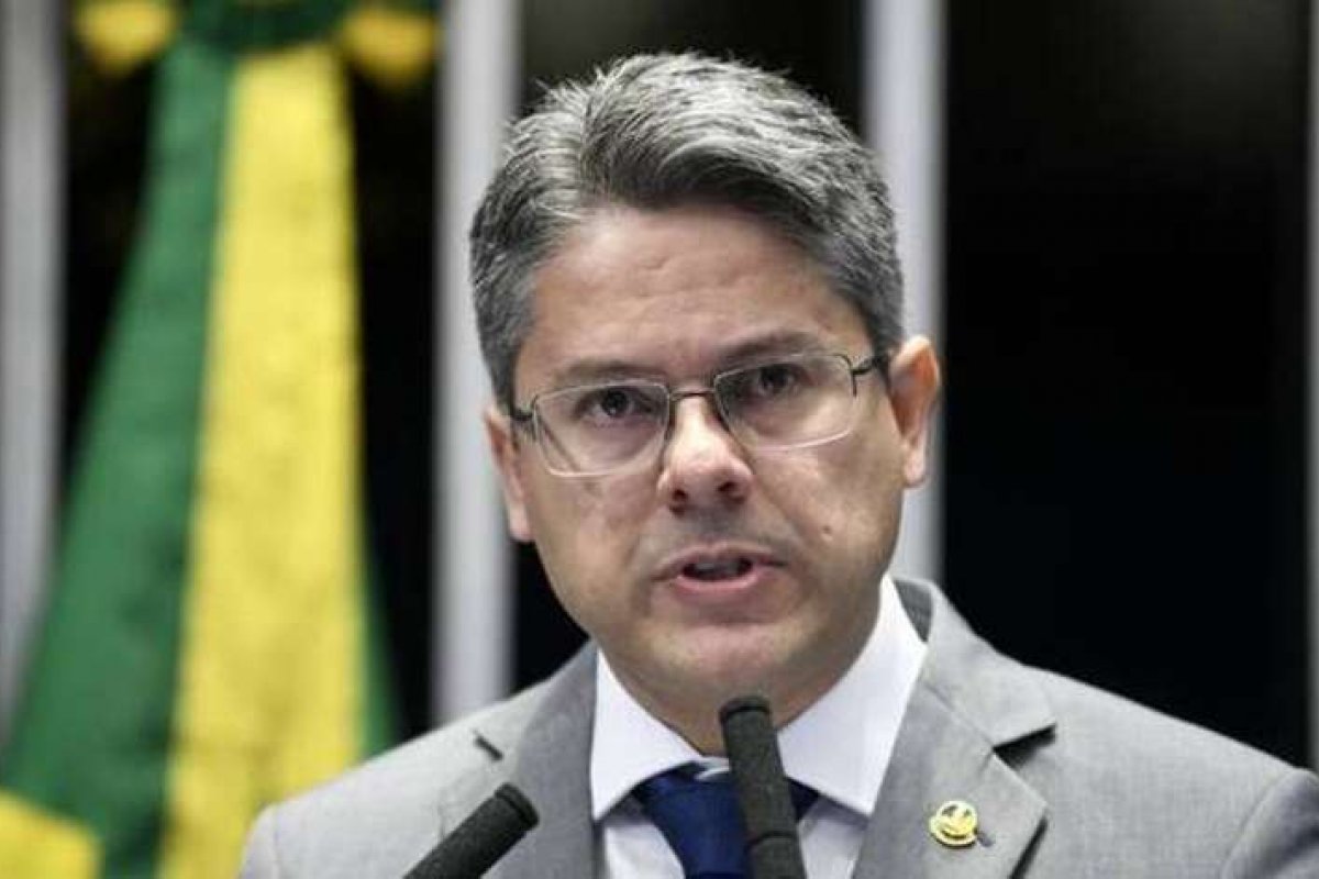 "Não honra a cadeira que ocupa" diz Alessandro Vieira sobre Augusto Aras