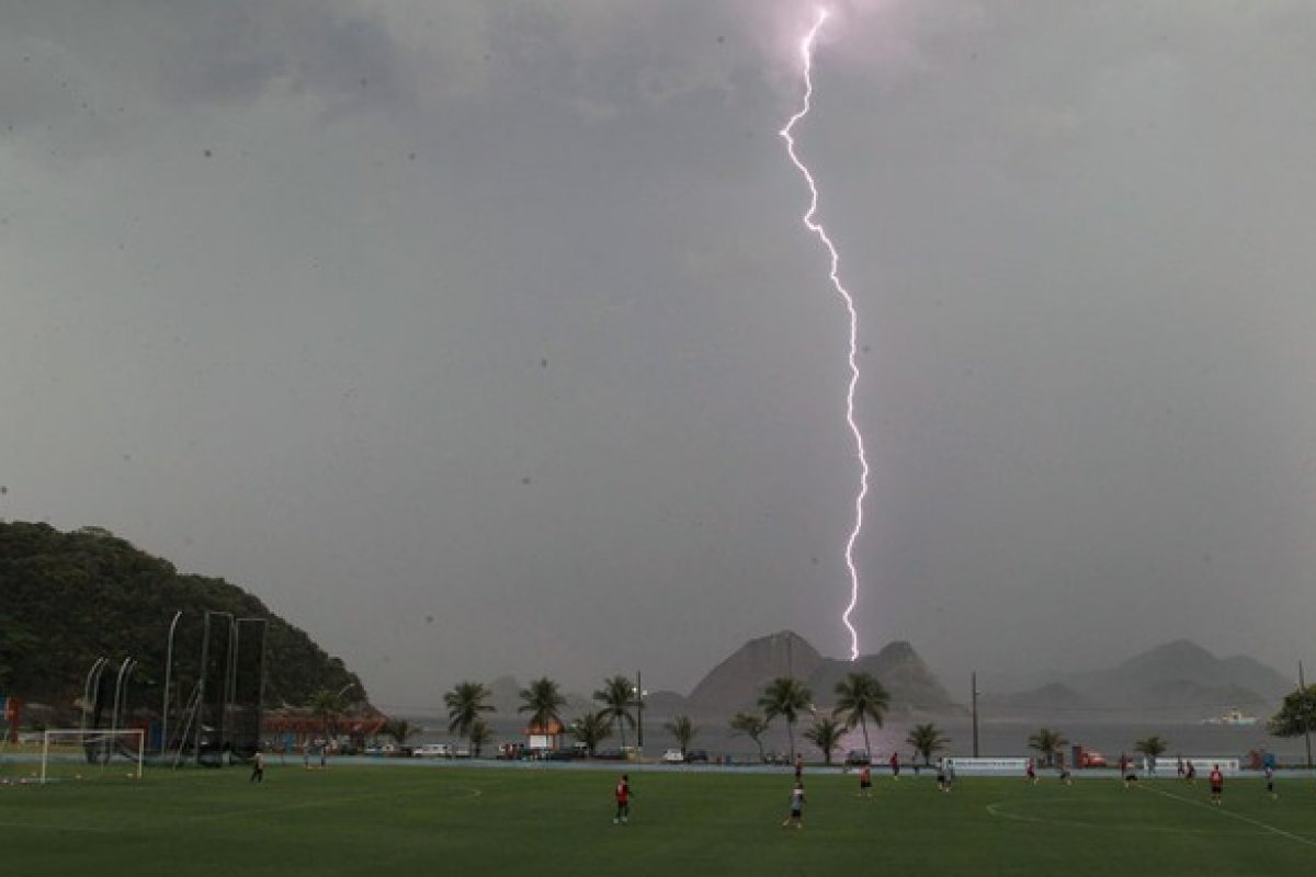 Jogadores são internados após raio atingir campo de futebol na Jamaica