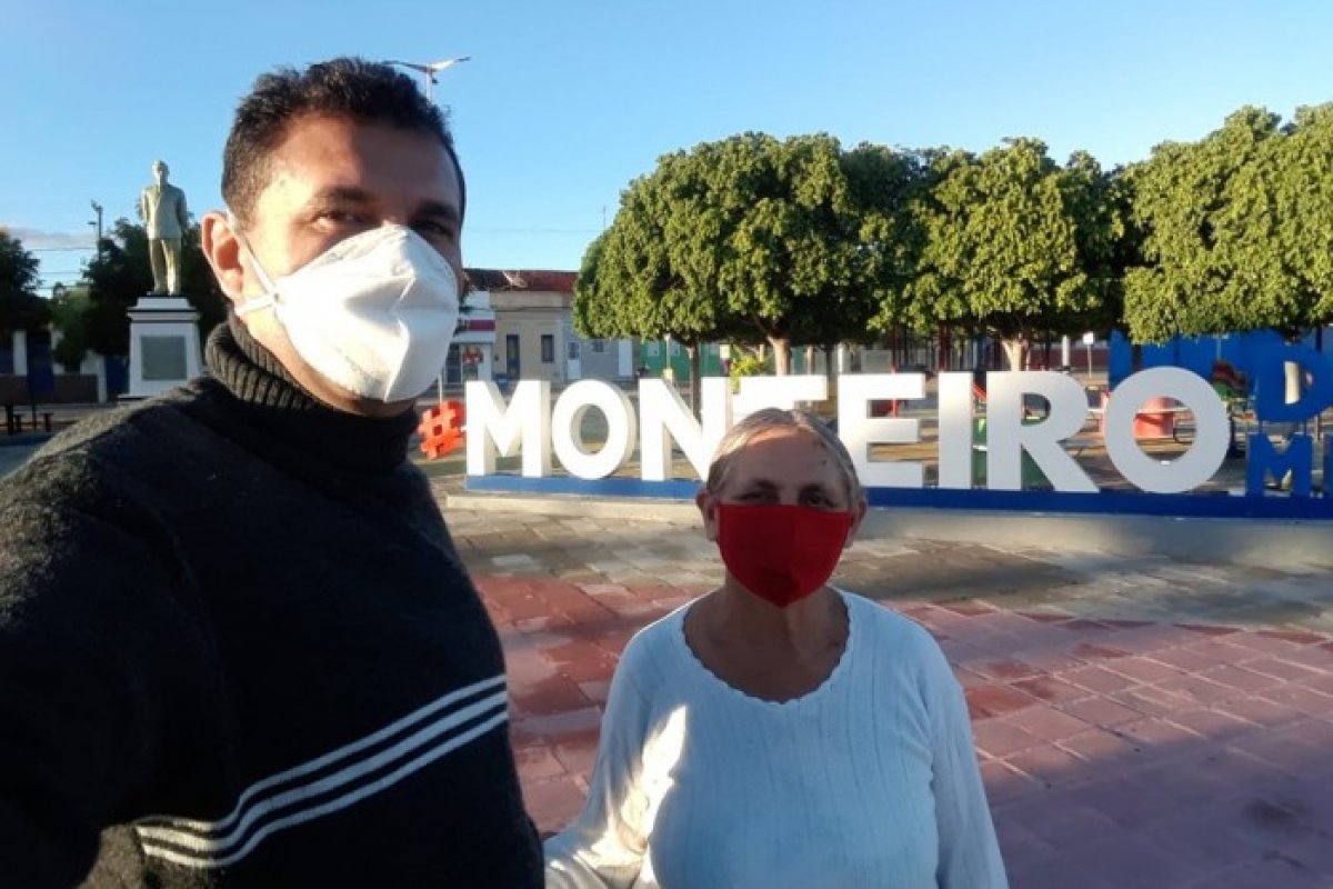 Homem percorre 130 km de bicicleta para abraçar mãe que não via há mais de 1 ano, na Paraíba