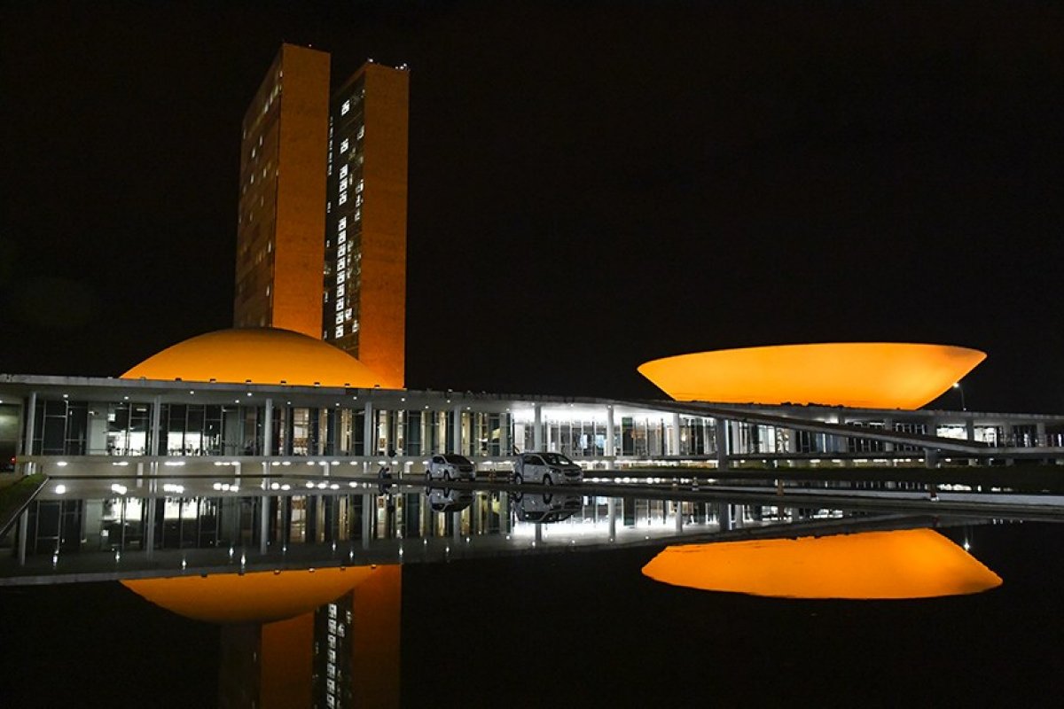 Congresso fica laranja em apoio à Semana Mundial de Amamentação