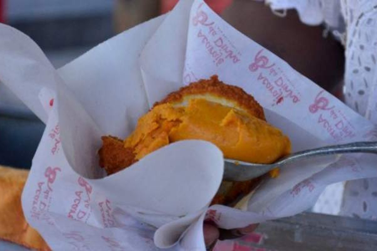 Festival solidário distribui acarajés em troca de alimentos não perecíveis em Salvador