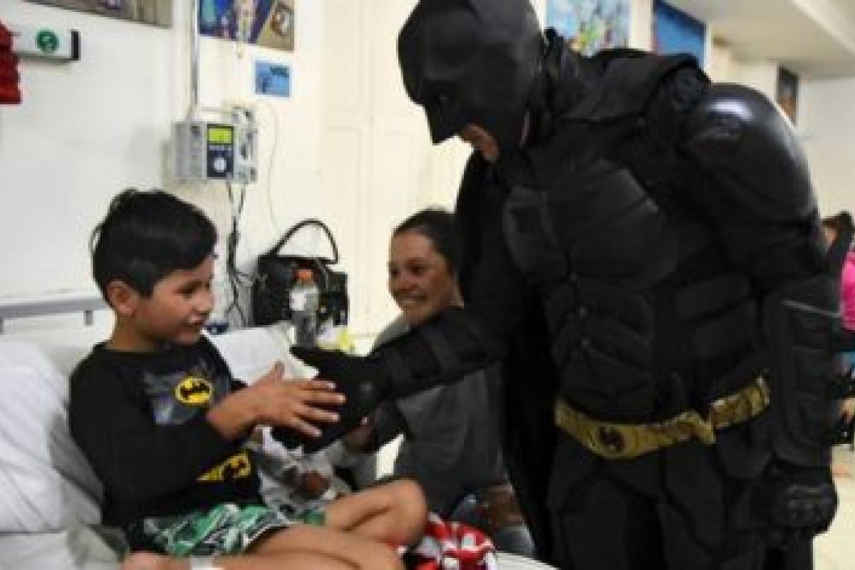 Batman solidário é assaltado após sair de hospital na Argentina