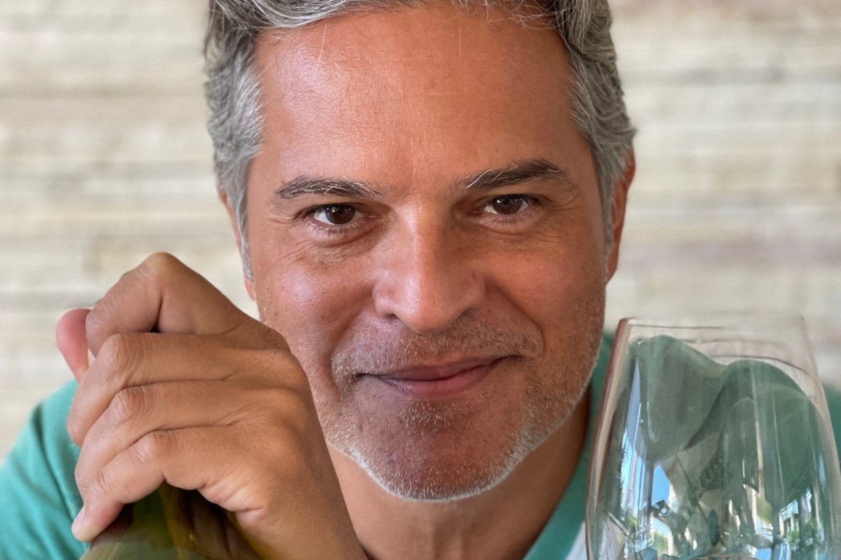 Fora da TV, galã que estreou na dramaturgia em Terra Nostra, aposta em canal de vinhos no YouTube