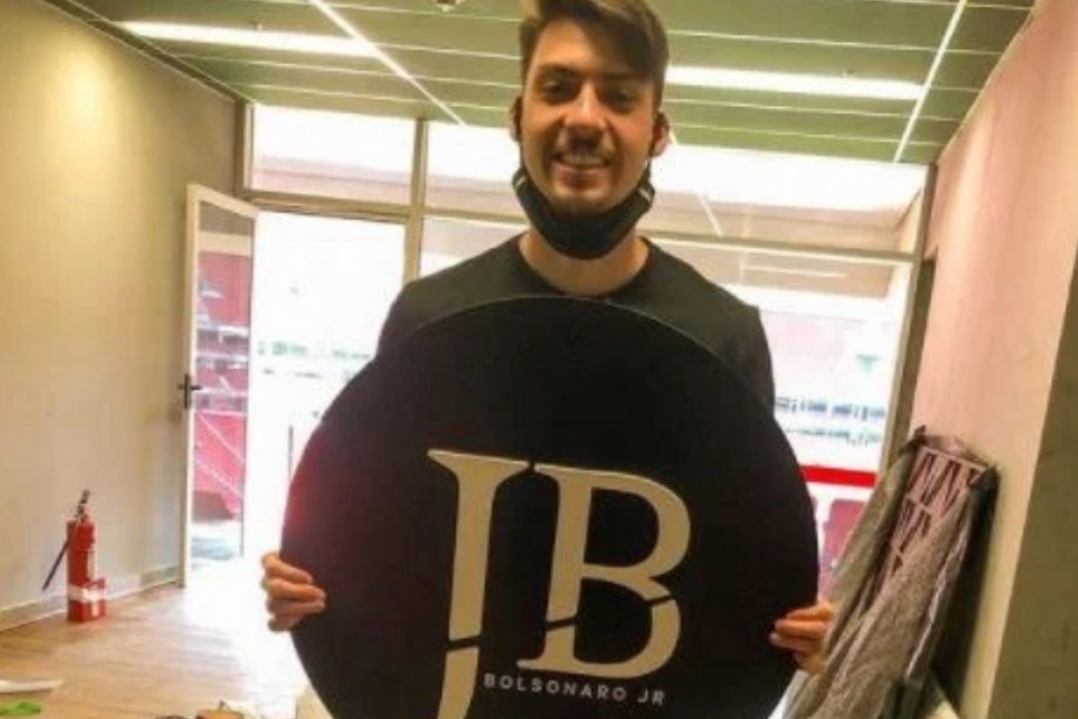 Filho 04 de Bolsonaro se rende ao TikToker e não para de postar dancinhas