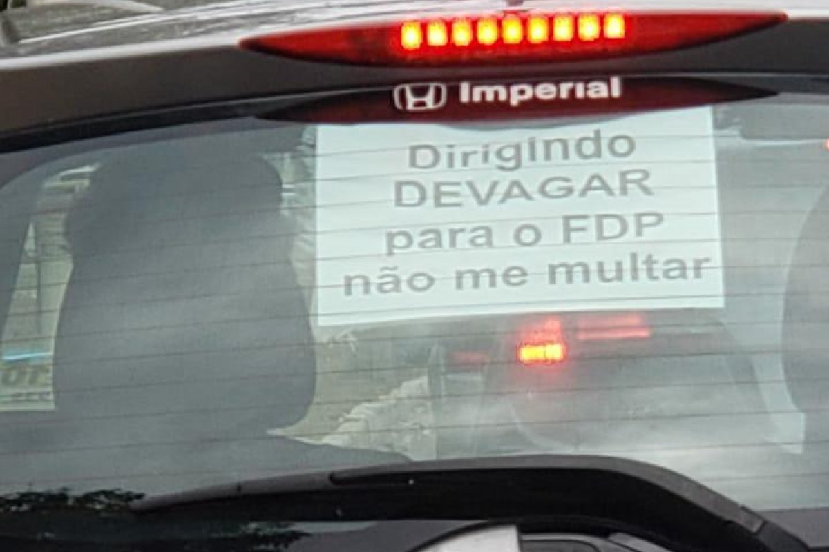 Motorista de Salvador faz protesto contra aplicação de multas no trânsito