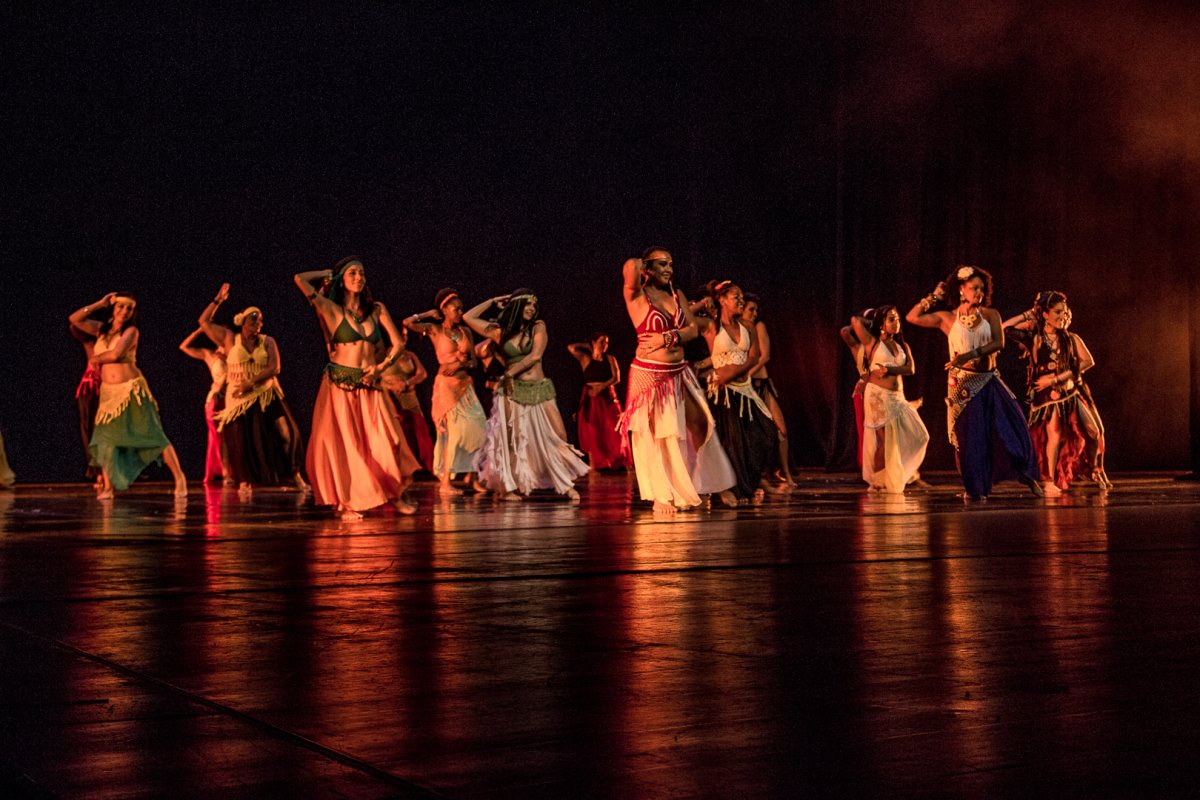 Aula de dança do ventre e tribal é realizada durante evento beneficente neste sábado (21)
