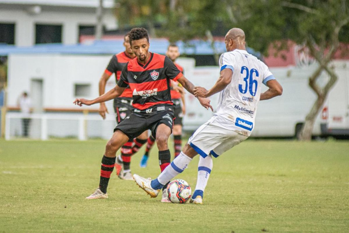 Com erros de arbitragem a favor, Vitória empata sem gols com o Avaí e deixa Z-4 da Série B