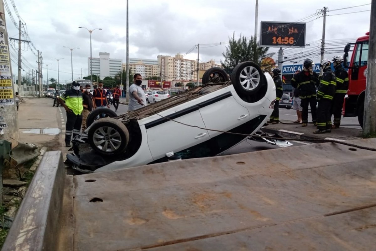Vídeo: acidente na entrada de Lauro de Freitas provoca congestionamento