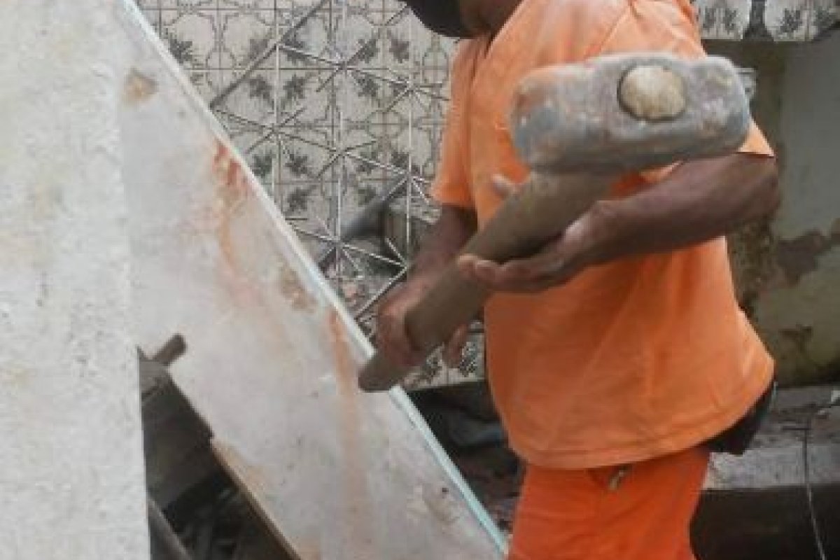 Imóvel no bairro do Uruguai, em Salvador, desaba parcialmente