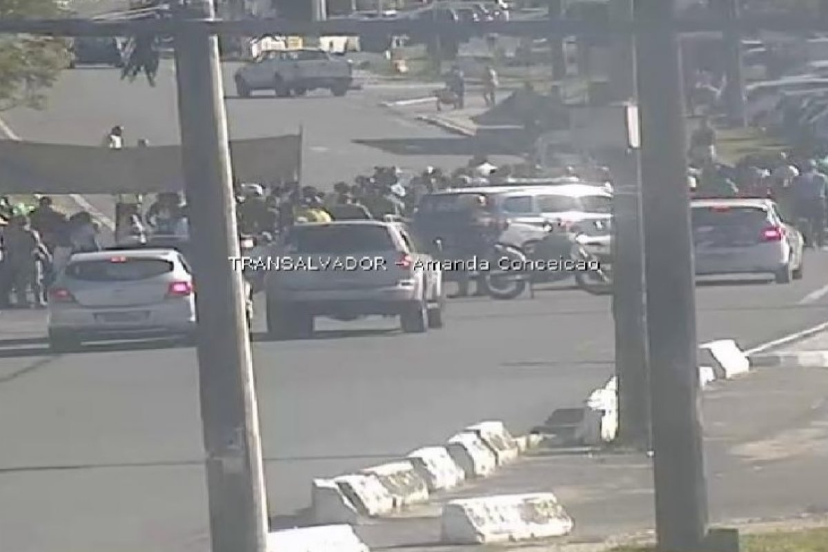Protesto de cadeirantes deixa via bloqueada no CAB