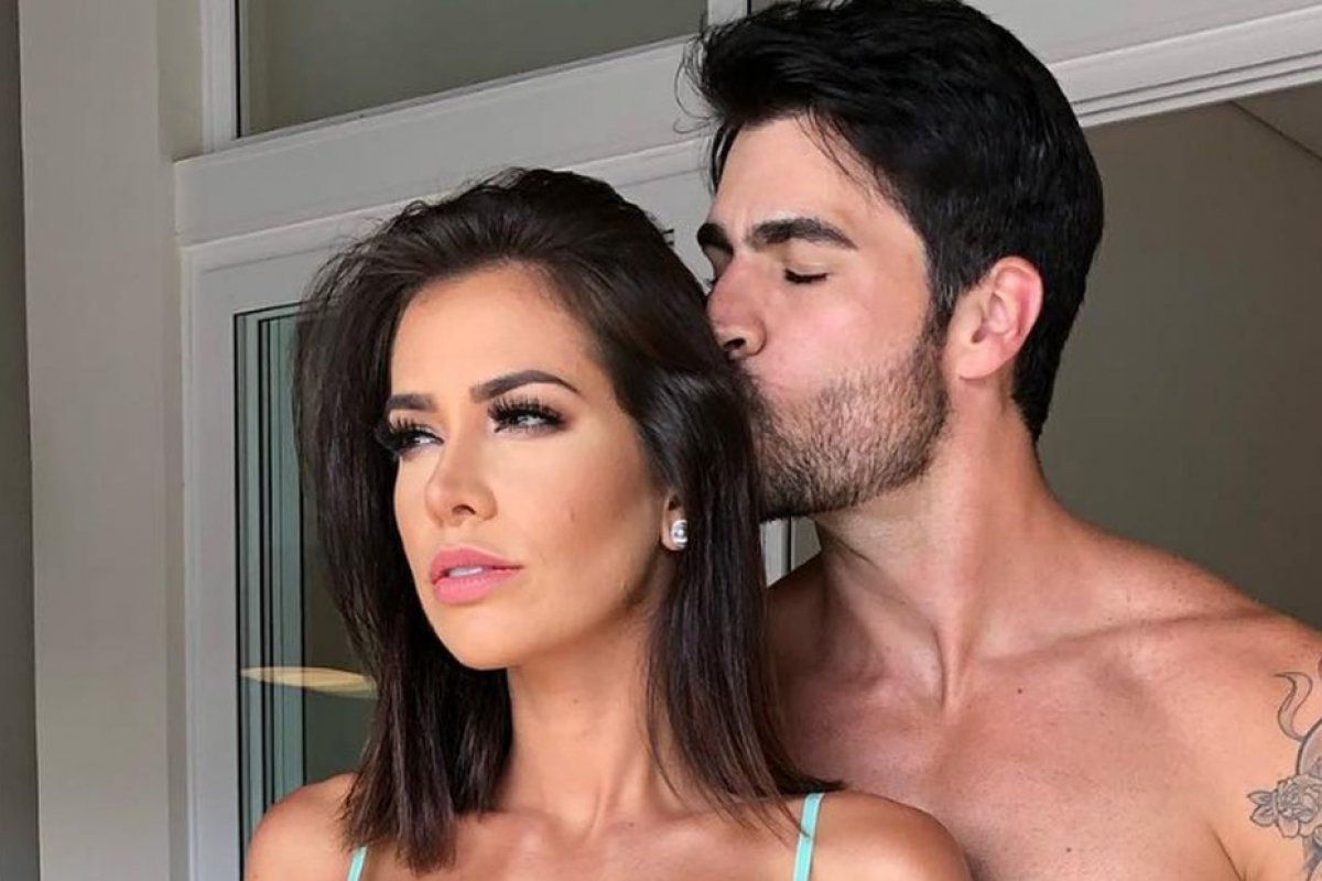 Mesmo vacinada, ex- BBB Adriana Sant’anna testa positivo para a Covid-19