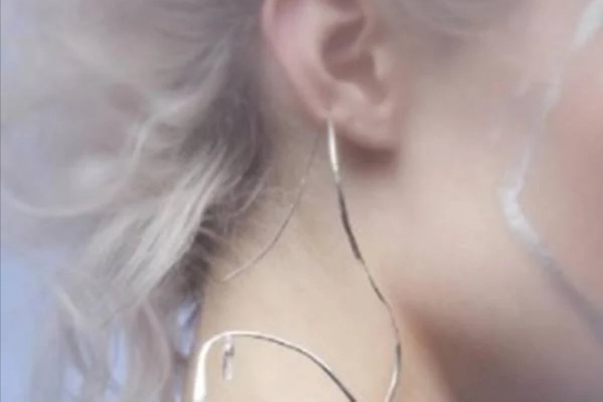 Designer usa suor humano para criar joias e acessórios