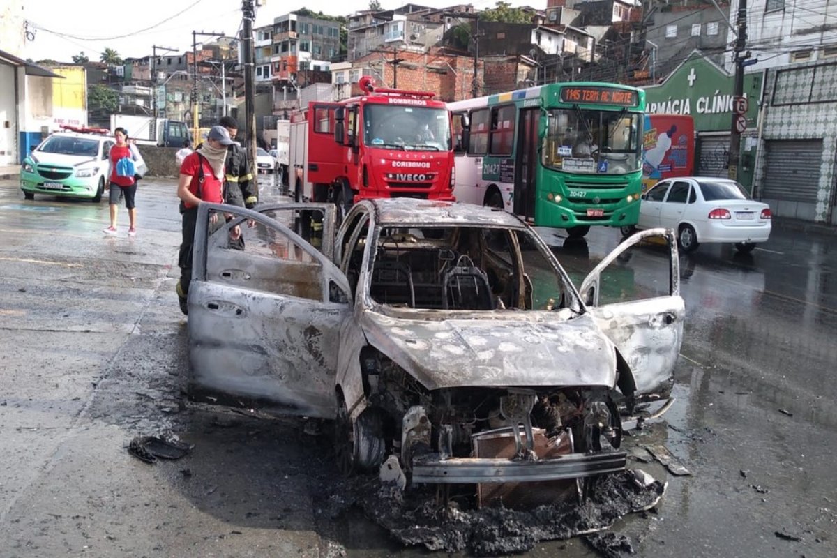 Carro pega fogo na Avenida San Martin nesta segunda-feira (2), em Salvador