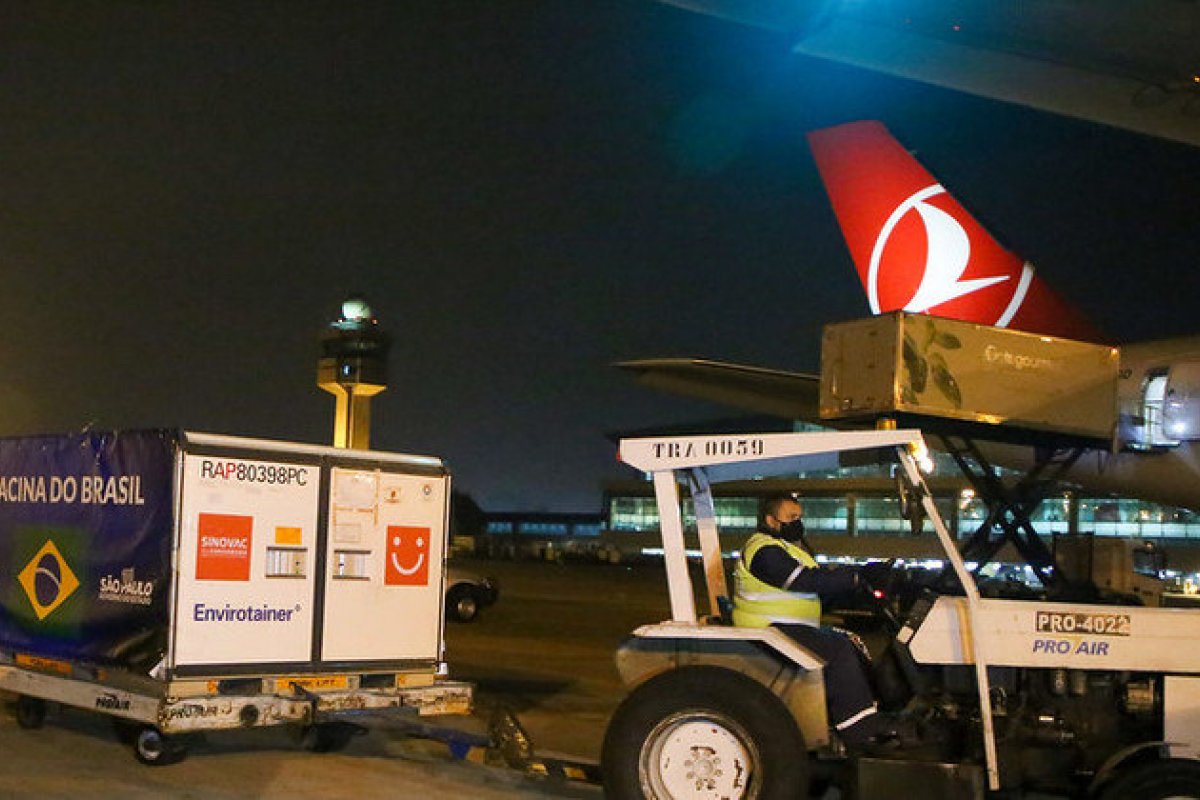 Governo de São Paulo recebe matéria-prima para produzir 4 milhões de doses de Coronavac