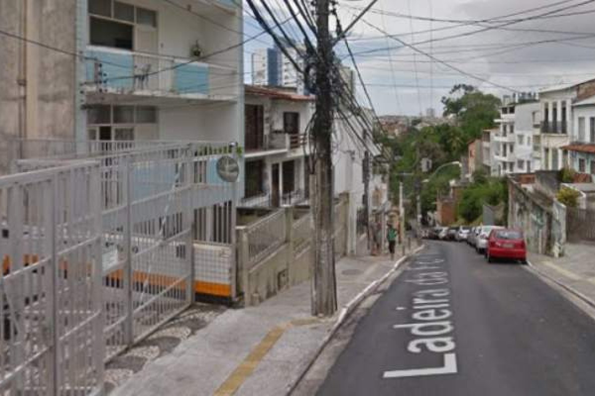 Alagamento provoca interdição da ladeira da Fonte, em Salvador