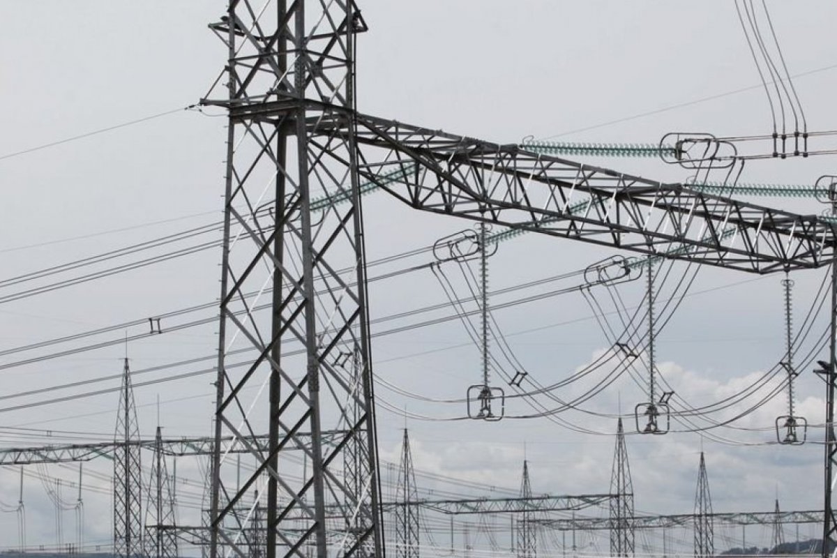 Duas pessoas morrem e uma fica ferida após descarga elétrica