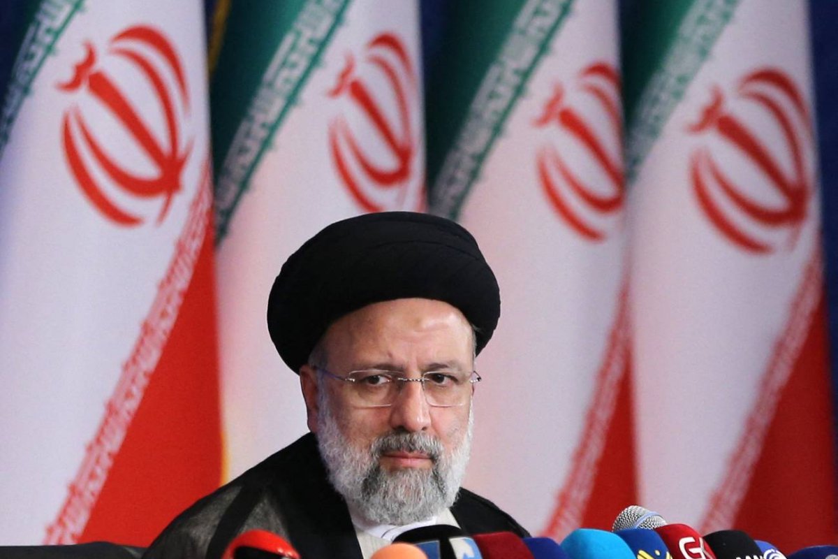 Ebrahim Raisi, de partido da direita, toma posse como presidente do Irã
