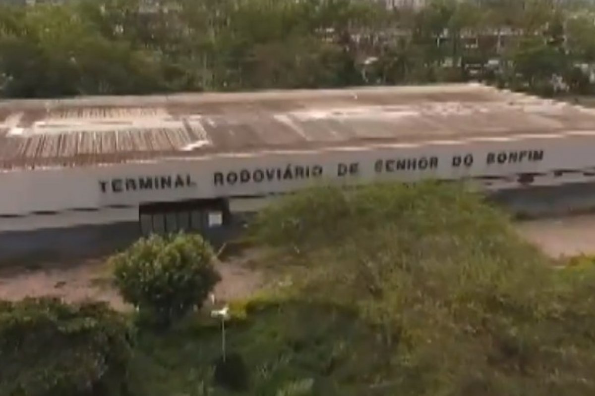 Mulher morre em troca de tiros dentro de ônibus em Senhor do Bonfim