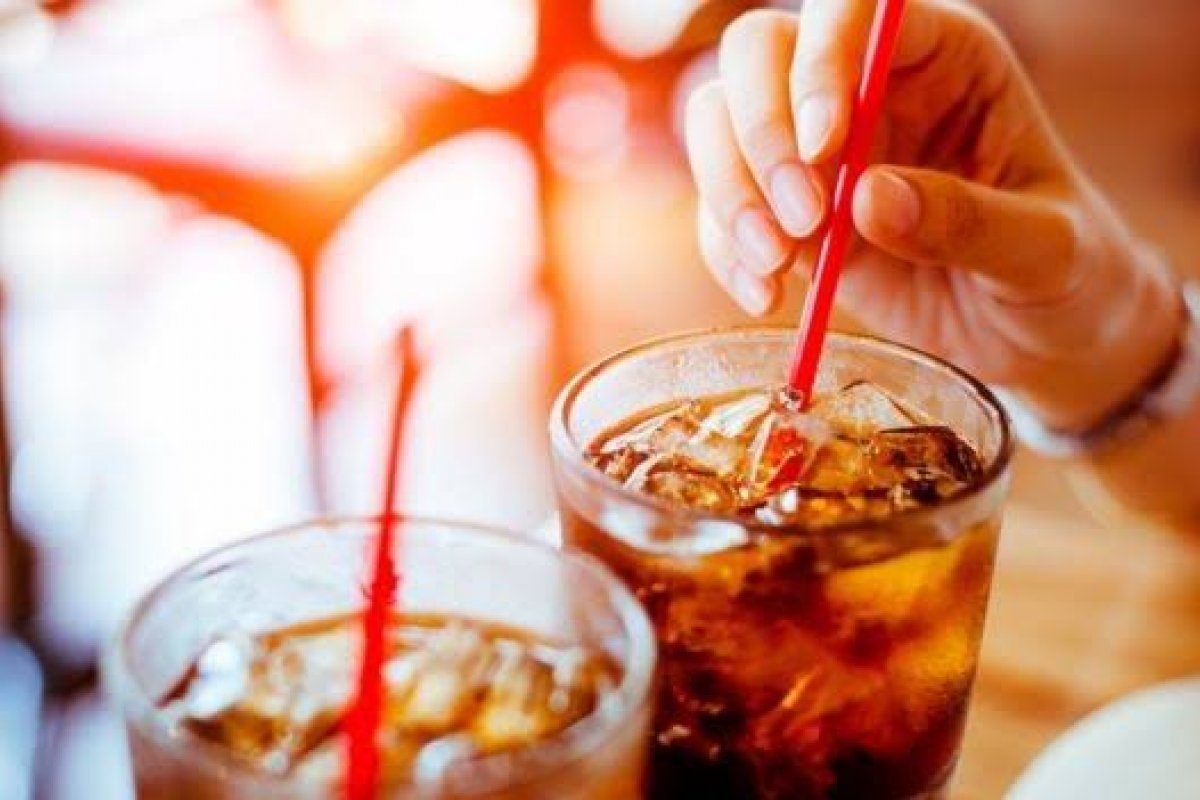 Consumo de bebidas açucaradas aumentam risco de câncer, diz estudo