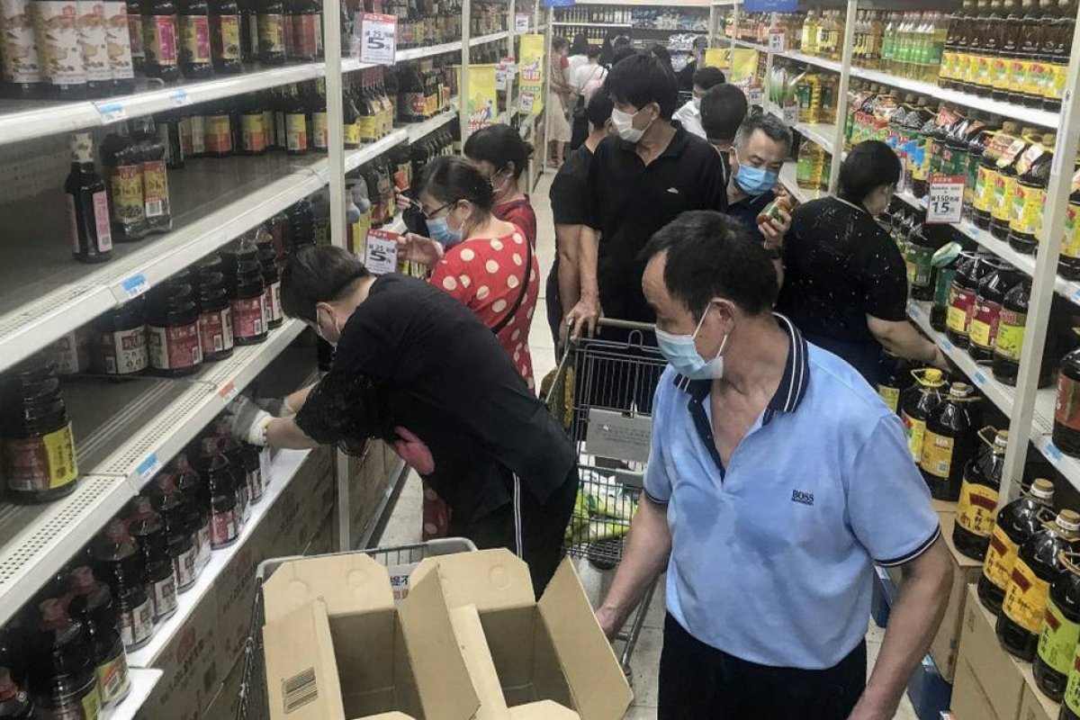 Moradores de Wuhan esvaziam prateleiras em supermercados após confirmação casos de Covid-19