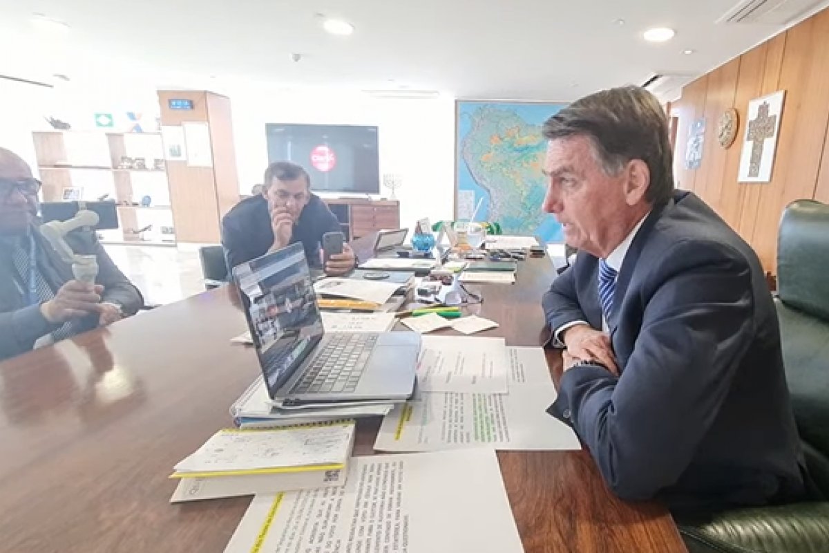 Bolsonaro estuda flexibilizar medidas restritivas contra a Covid-19 no Brasil