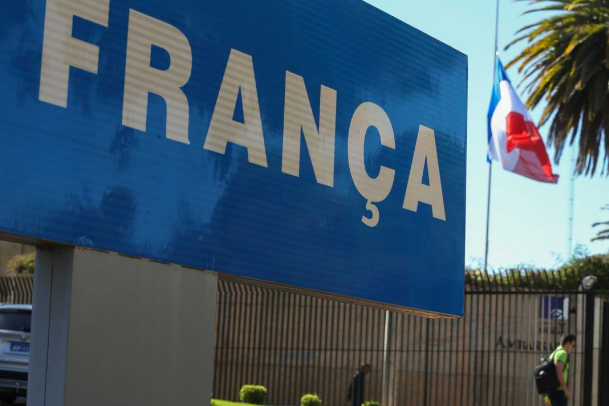 França amplia o cerco a não vacinados após aumento de casos