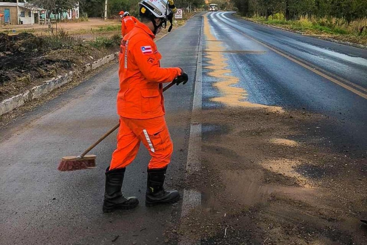 Bombeiros atuam em derramamento de óleo na BR-242, em Barreiras