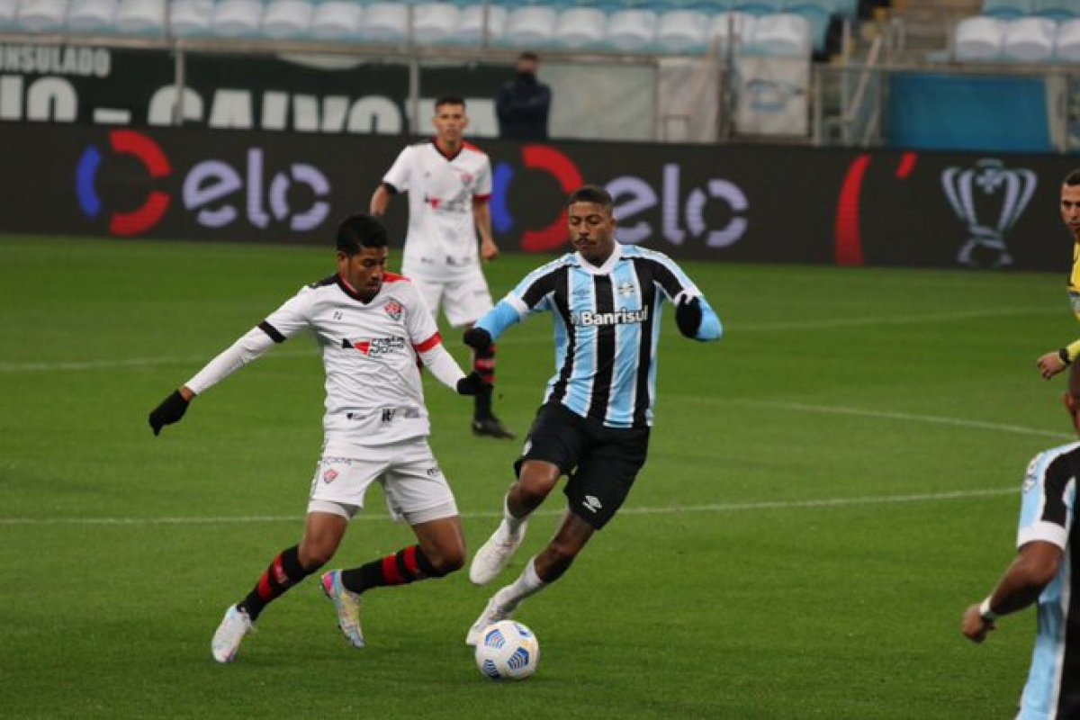Grêmio bate Vitória mais uma vez e avança para as quartas da Copa do Brasil