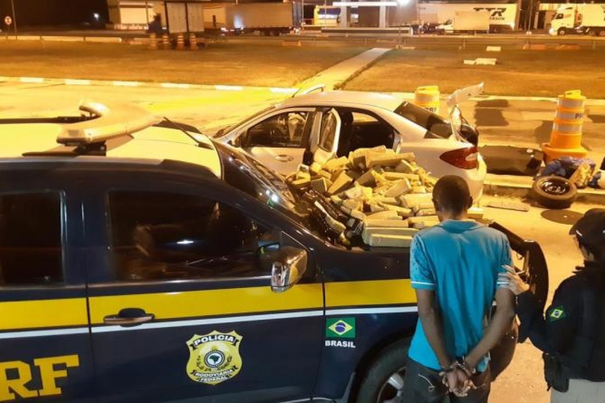 Carro com mais de 500 tabletes de maconha e haxixe é apreendido na BR 116