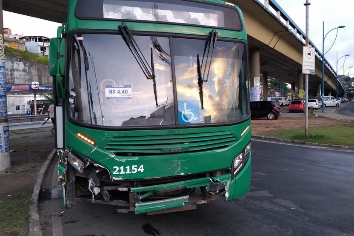 Motorista por aplicativo se confunde em acesso à Av. Bonocô e bate em ônibus, em Salvador