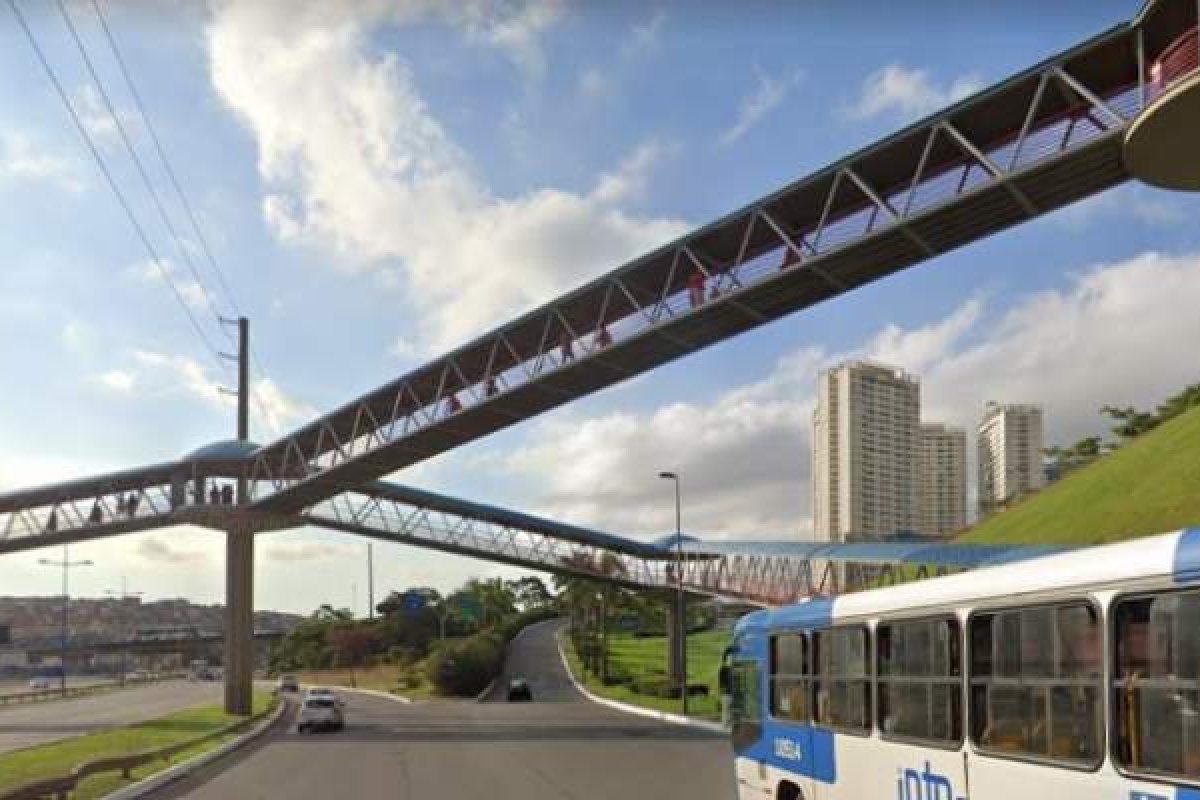 Durante tentativa de assalto homem cai de passarela no Acesso Norte, em Salvador