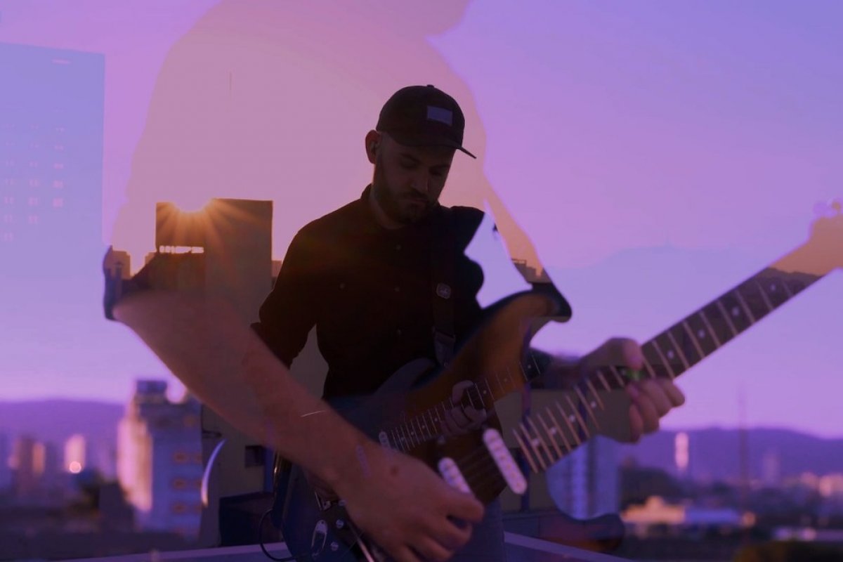 Dramón faz releituras de Áspero e lança uma visual live session