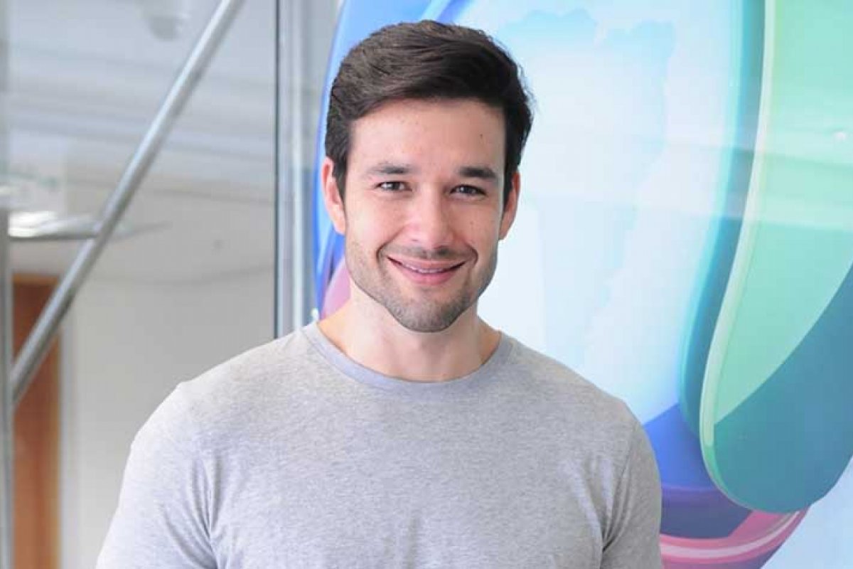 De sunga branca, Sérgio Marone mostra horta na web