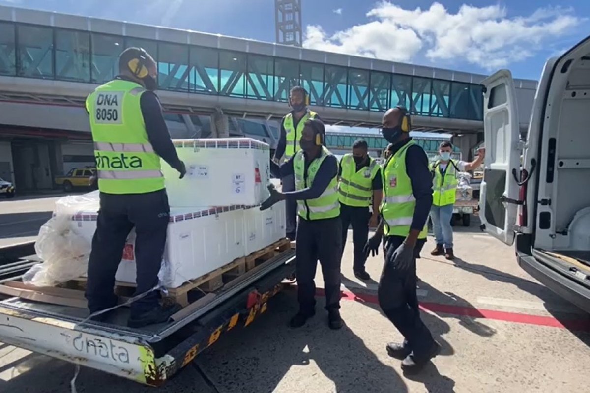 Chega à Bahia novo lote com 86,6 mil doses de vacinas contra a Covid-19 enviado pelo Governo Federal