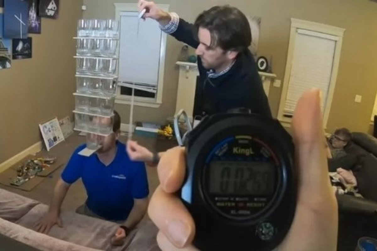 Vídeo: Americano equilibra 19 copos de vidro com a boca e entra para o Guinness Book