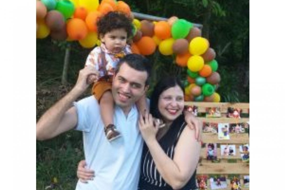 Pai com deficiência visual supera os desafios da paternidade