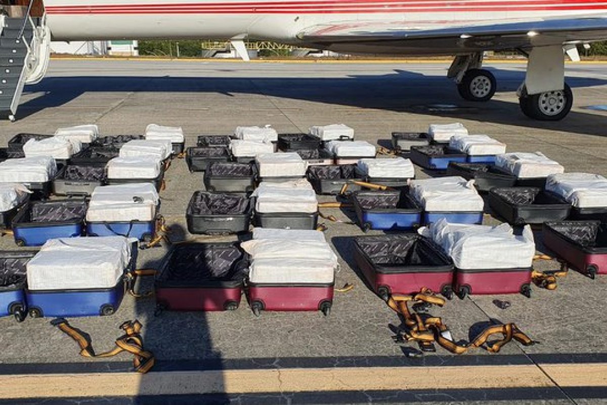 Vídeo: PF apreende 1,3 tonelada de cocaína em jato executivo