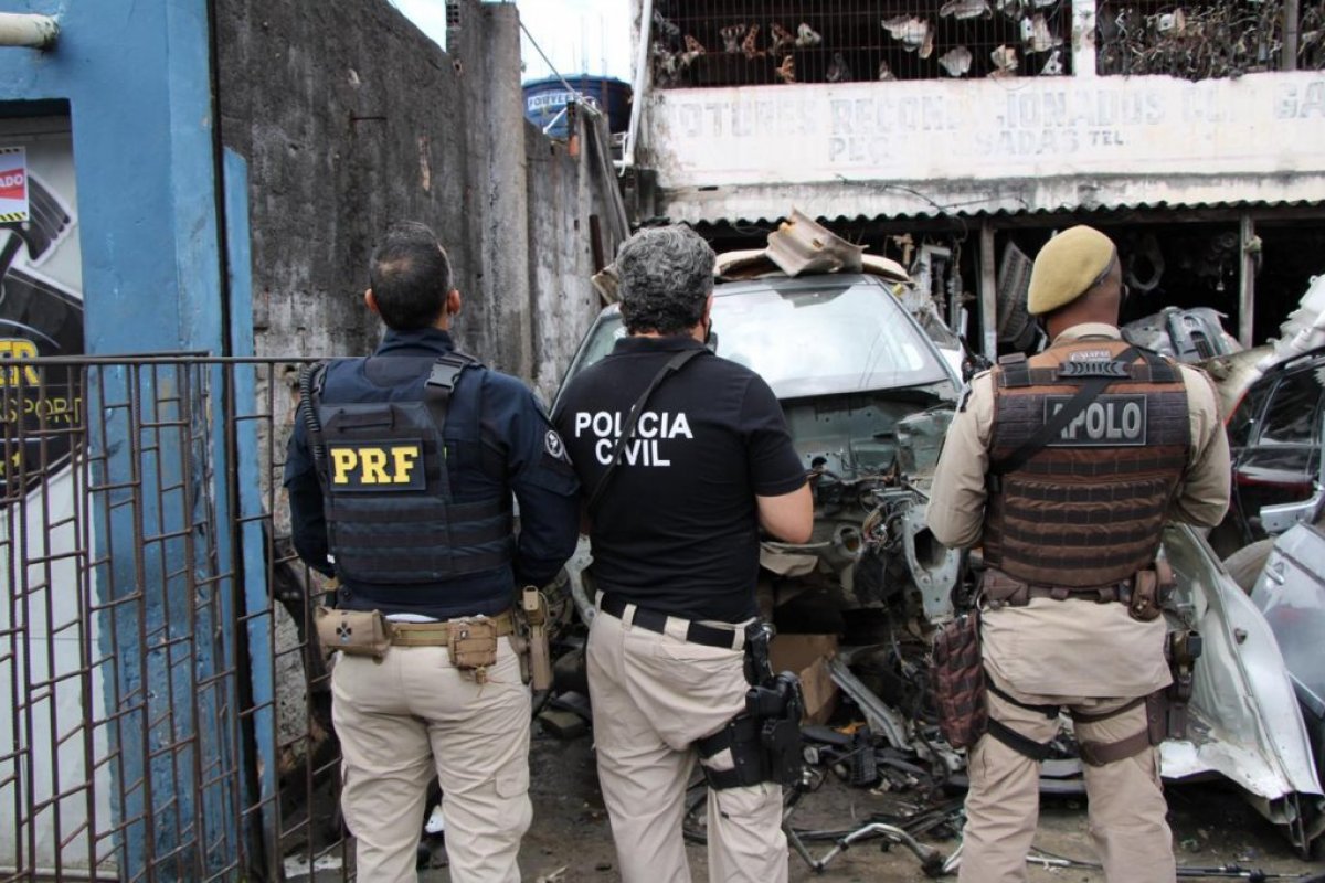 Operação apreende carro de luxo em local de desmanche no Subúrbio