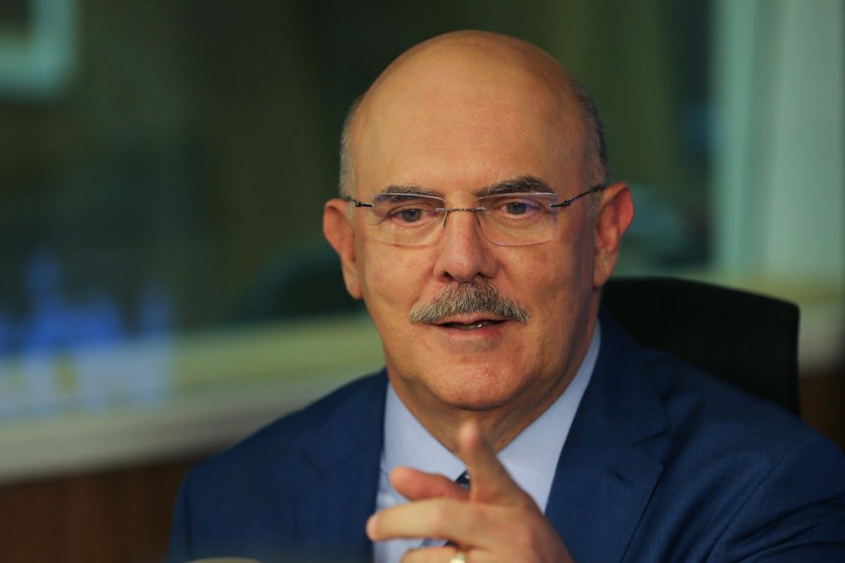 Ministro da Educação assina portaria com orientações para aulas presenciais