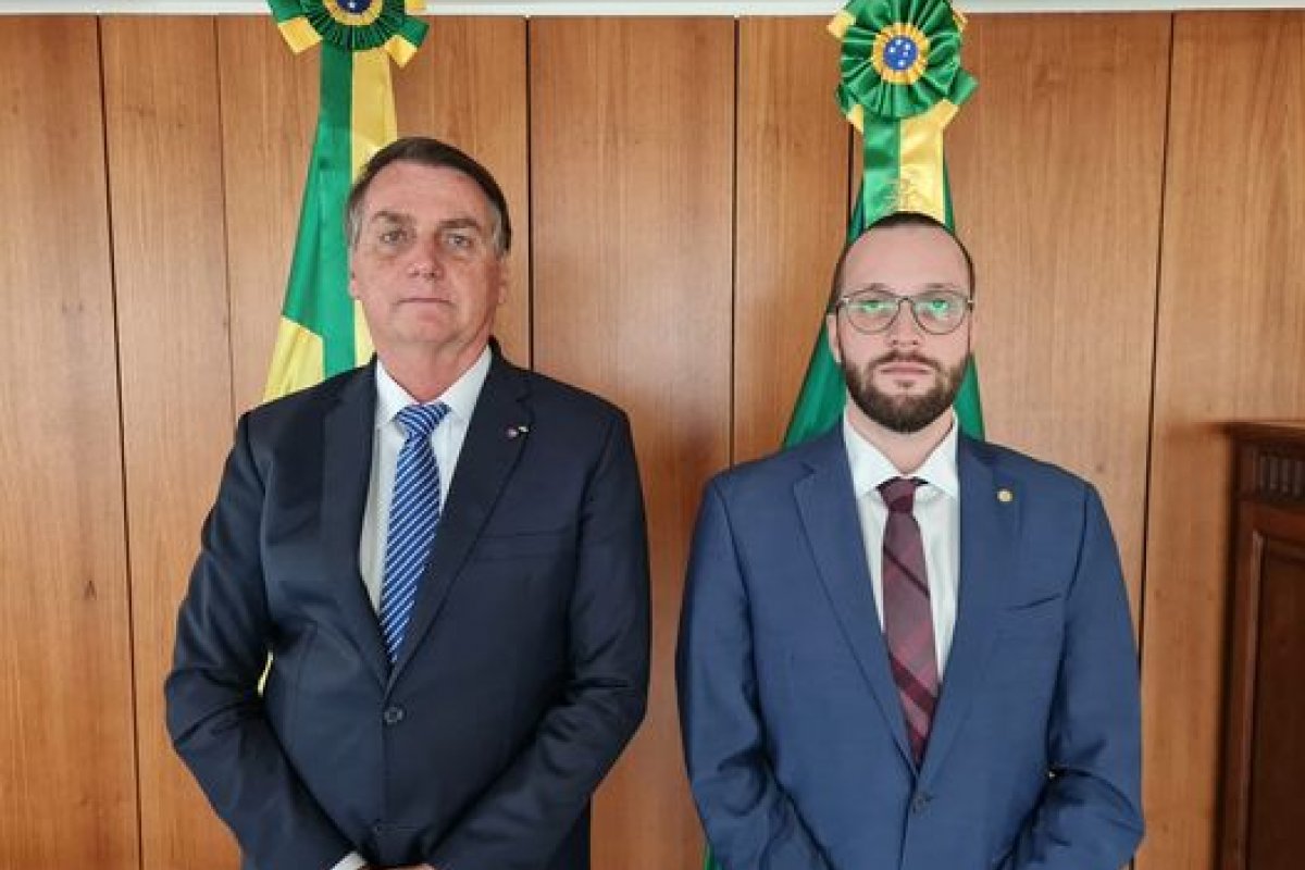 Bolsonaro promete mostrar "fatos relevantes" sobre invasões ao sistema eleitoral eletrônico