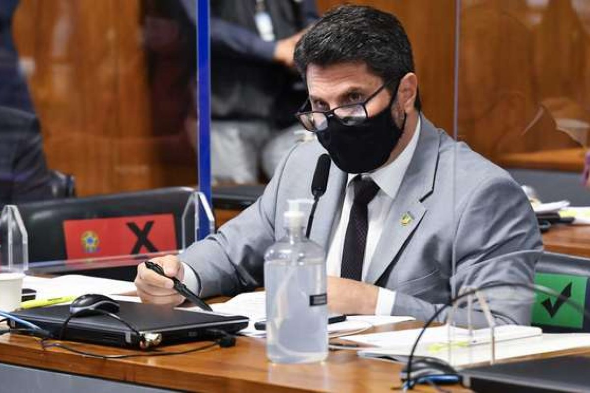 Senador testa positivo para Covid-19 após encontro com Ciro Nogueira