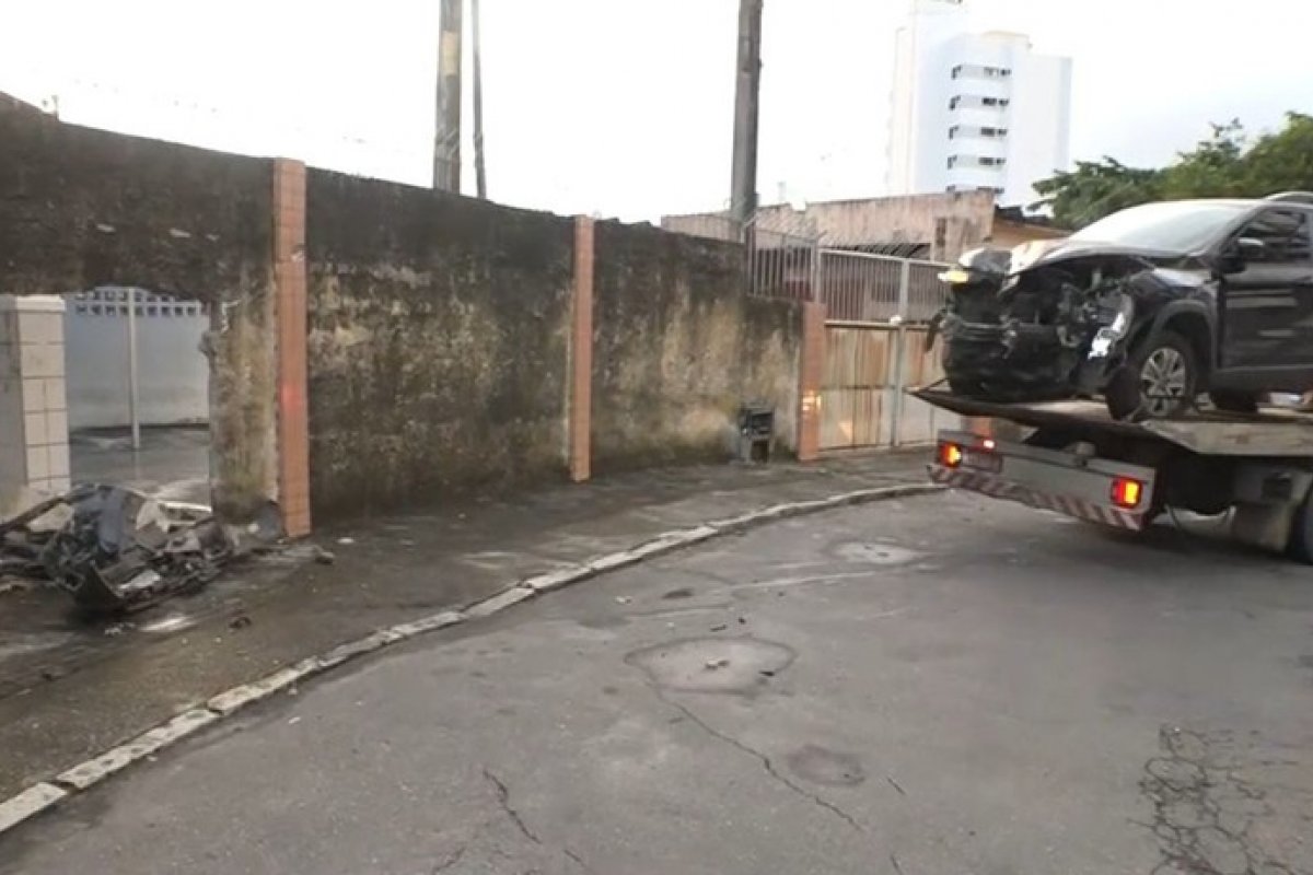 Motorista perde controle de veículo e atinge muro de colégio na Pituba, em Salvador