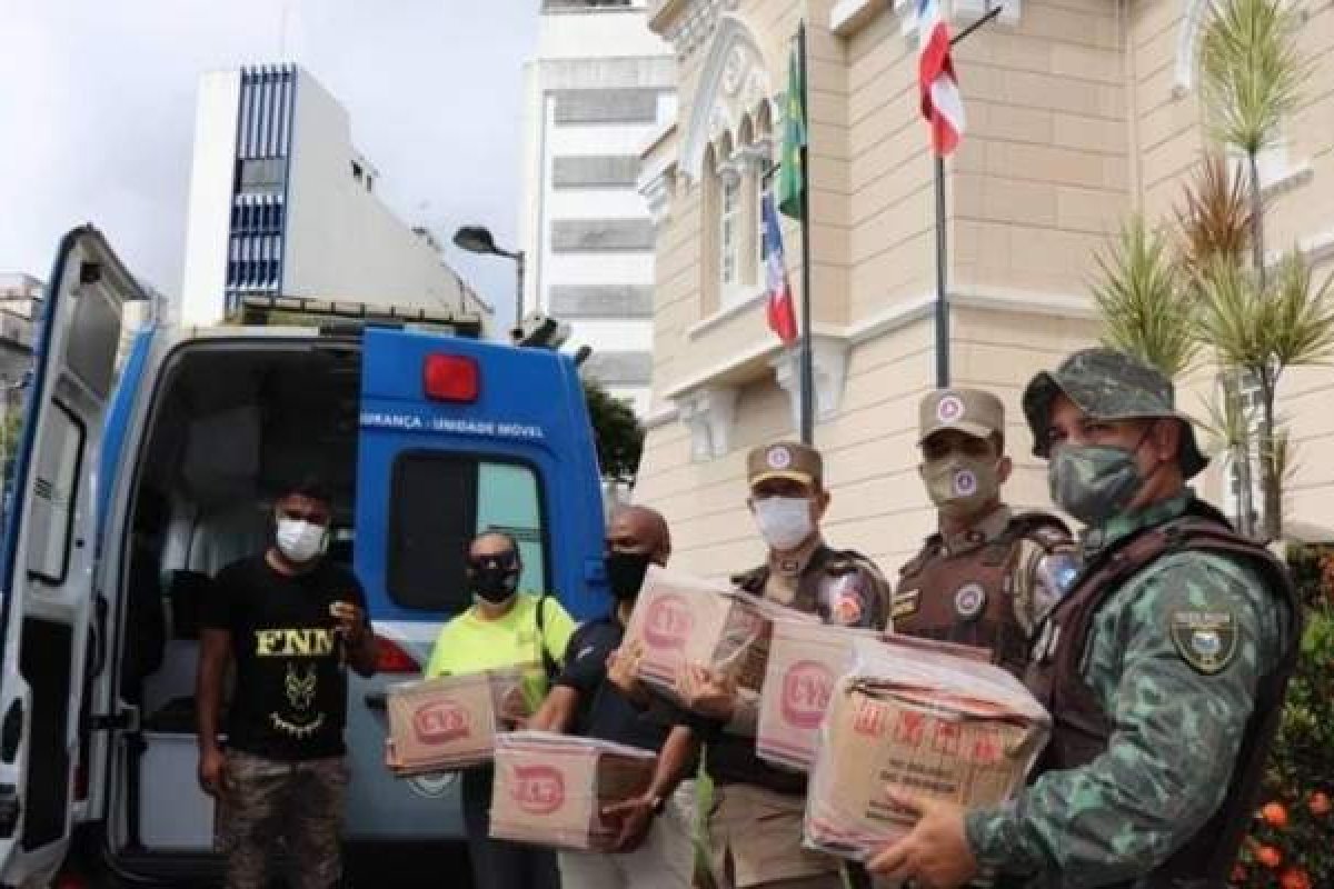 PM-BA distribui 100 cestas básicas nos bairros Rio Sena, Mirantes de Periperi e Alto da Terezinha
