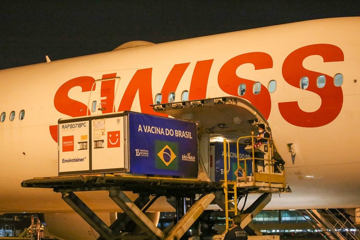 Instituto Butantan recebe 4 mil litros de IFA para produzir 8 milhões de doses da CoronaVac