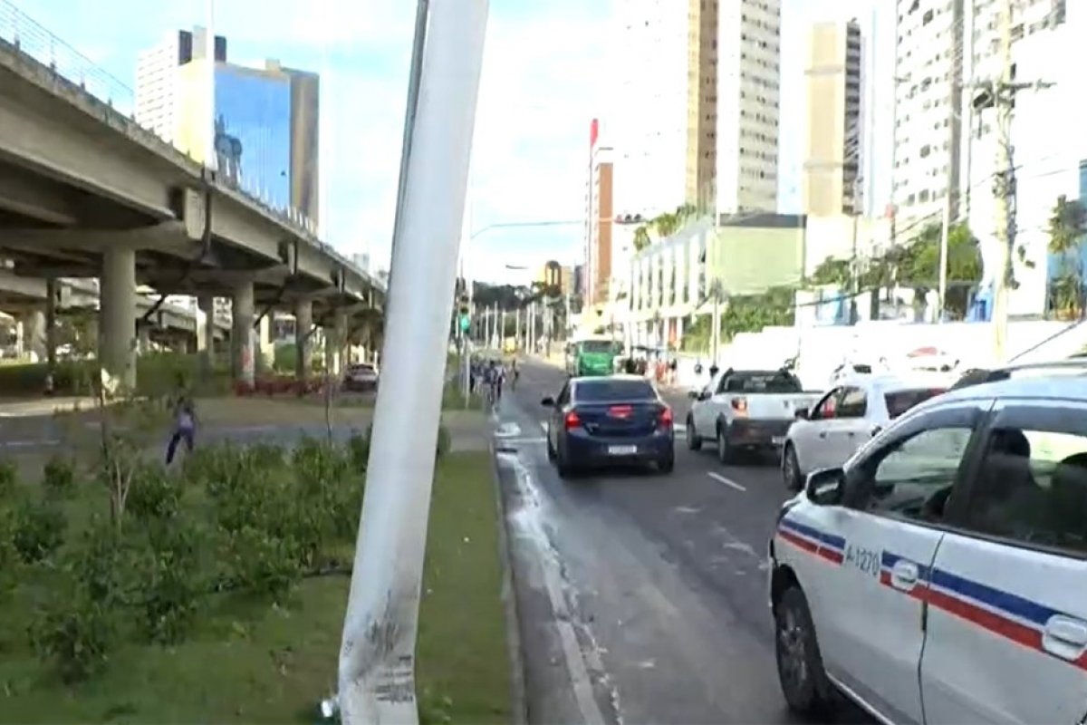 Acidente deixa poste torto em via marginal da Avenida ACM